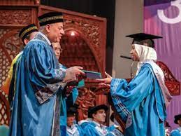 Twenty straight as spm student nik nur madihah nik mohd kamal said she would pray for a week to get allah's guidance on which of the many course offers to accept. Nik Nur Madihah Tidak Hilang Terima Ijazah Uiam Hari Ini