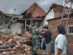 Episenter gempa berlokasi di darat pada jarak 1 km arah timur kota tuapejat dua gempa yang merusak terjadi di jawa timur dan sukabumi. Data Pmi Gempa Malang Sebabkan 1 070 Rumah Dan 70 Fasum Rusak Beritajatim Com