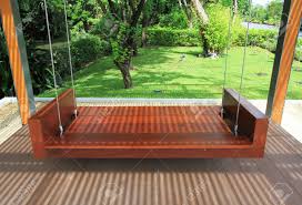 Nach höchsten redaktionellen standards von experten. Grosse Holzschaukel Im Grunen Garten Lizenzfreie Fotos Bilder Und Stock Fotografie Image 43692372
