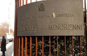 Il tribunale per i minorenni, nell'ordinamento giuridico italiano, è una sezione del tribunale ordinario in forma collegiale. Giustizia Salviamo I Tribunali Per I Minorenni Agensir