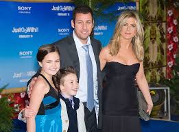 Azóta óvatosabb a nőkkel, azt a trükköt alkalmazza, hogy nyíltan egy jegygyűrűt hord, emiatt a nők nem akarnak hozzá menni feleségül, hiszen „nős férfi. Kellekfeleseg Szereploi