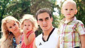 A fost casatorit cu larisa cu care are doi copii, beatrice maria si richard alexandru si in prezent este casatorit cu corina mihai. Marian DrÄƒgulescu Bune È™i Rele Din ViaÈ›a Lui Are Doi Copii MinunaÈ›i ReÈ›ete È™i Vedete