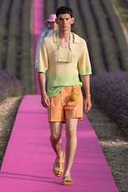 Zum zehnten geburtstag seines labels zieht es designer simon porte jacquemus wieder zurück zu seinen wurzeln. Le Coup De Soleil Die Kollektion Von Jacquemus Im Sommer 2020