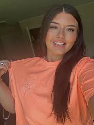 Another day another bright & colorful shirt for summer🩷💛🩵