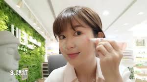 這樣上妝也太有趣了！像調色盤一樣🎨推開之後卻很神奇的皮膚看起來超好、超自然～, ✨  大藝術家顏彩筆全系列介紹>>http://bit.ly/2GYNA4V, #查理好可愛 #五顏六色一次推開好舒壓 #這樣化妝心情很好 #美妝情報  innisfree Taiwan