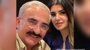 Y su novia mariana gonzález interpondrán una demanda contra una revista que aseguró que ella es presunta sospechosa del secuestro y asesinato de un policía federal. La Novia De Vicente Fernandez Jr Las Sostuvo Con Un Hilito Y Casi Las Deja Ver Mui Celebridades