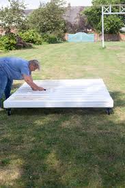 Dann werden die einzelnen teile abgeschliffen, lackiert und schließlich zusammengeschraubt. Unser Selbstgebautes Gartenbett Ein Platz Zum Wolken Und Sterne Gucken Und Fur Laue Sommernachte Inklusive Anleitung Tastesheriff