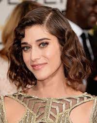 Lizzy caplan and her husband tom riley enjoy a lovely evening out with their adorable pooch in west hollywood. Lizzy Caplan 5 Retro Hairstyles For Short Hair You Ll Want To Copy Now Popsugar Beauty Photo 3