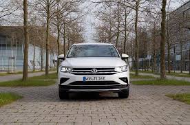 You can get the volkswagen tiguan with a range of petrol and diesel engines and with either a manual or automatic gearbox. Kompakt Suv Mit Stecker Tiguan Ehybird 1 4 Im Einzeltest Motormobiles
