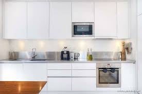 Tabiki alanı küçülse de planlanması daha önemli hale gelen bu küçük alanlara da bu tarz mutfaklarda camlı bölmeleri olmayan, yani tamamen opak dolap kapakları tercih etmek daha doğru oluyor. Kucuk Mutfak Icin Beyaz Dolaplar Dekorasyon Rehberi