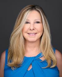 Lisa Pascoe's Instagram, Twitter & Facebook