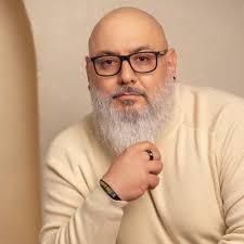 10 Signs You Might Be Carrying Childhood Trauma (Unpacked Gently)