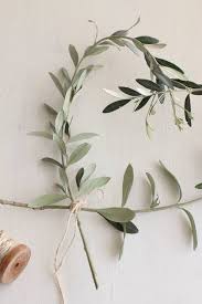 シンプルインテリアに オリーブの枝で作るハートの壁飾り 窪田千紘フォトスタイリングwebマガジン klastyling 暮らす スタイリング powered by ライブドアブログ オリーブの枝 壁飾り ハートリース