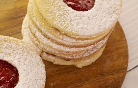 Super Petits Sables A La Confiture Recette En 2020 Sable A La Confiture Petits Sables Gateaux Et Desserts