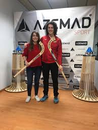 L'hoquei sobre patins és un esport d'equip que es practica sobre patins de dos eixos i quatre rodes consisteix en impulsar una bola (normalment negre) amb l'estic cap a la porteria defensada per. Fcpatinatge A Twitteren La Catalana Anna Casarramona I La Portuguesa Marlene Sousa Primeres Jugadores D Hoquei Patins Femeni Que Es Converteixen En Imatge De Marca D Un Estic Aquest Mati Han Presentat L Acord A