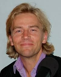 In het begin van seizoen 1 zagen we hoe marc de waal, in de armen van simon dekker valt, en overlijdt. Antonie Kamerling Wikipedia