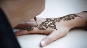 It has been primarily used in the middle east throughout the ages to dye skin, hair, and also textiles such as silk,wool, and leather. Agypten Touristin Erleidet Schwere Verbrennungen Durch Henna Tattoo Stern De