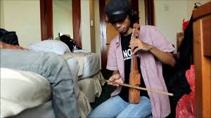 Sebenarnya alat musik jukulele bukanlah berasal dari maluku , akan tetapi berasal dari portugis yang di bawa pada abad ke 15. Fiol Alat Musik Gesek Maluku Utara Oji Fiolter Pemain Fiol Termuda Youtube