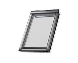 Das hochwertige gewebe stoppt die einstrahlende sonnenenergie bereits vor der fensterscheibe. Velux Vorteils Set Hitzeschutz Markise Transparent Schwarz Und Verdunkelungsrollo Grau Dop S08 0705s Bei Hornbach Kaufen