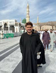 🟠رامز جلال يؤدي مناسك العمرة....قبل البدء في تسجيل حلقات برنامجه الشهير  الخاص بالمقالب لشهر رمضان القادم، الذي يحظي دائما باعلي نسب مشاهدة بين  البرامج الرمضانية.