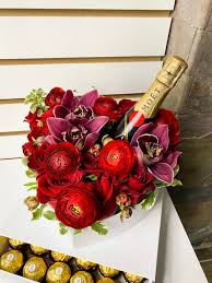 Maybe you would like to learn more about one of these? Luxury Gift Set With Champagne And Flowers Flower Details