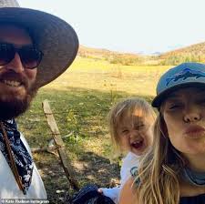 Katehudson kate hudson and boyfriend danny fujikawa are lucky in love, but he certainly isn't the first musician to catch her. Kate Hudson Shares Sweet Snapshot Of Beau Danny Fujikawa And Their One Year Old Daughter Rani Aktuelle Boulevard Nachrichten Und Fotogalerien Zu Stars Sternchen