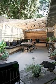 Holzbalkon Erfahren Sie Die Vorteile Und 60 Ideen Von Projekten Die Erfahren Holzbalkon I Kleiner Hinterhof Landschaftsbau Terassenideen Terassenentwurf