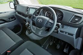 En términos de espacio no hay ningún problema para el pro ace verso, pues puede llevar hasta a 8 o 9 pasajeros con en su variante más compacta (siempre utilizando las medidas de 6 plazas) el toyota pro ace verso tiene 1.978 litros cúbicos de espacio. Toyota Proace Review 2020 Parkers