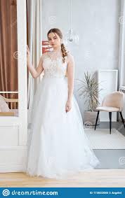 We did not find results for: Braunhaariges Madchen In Einem Schonen Weissen Hochzeitskleid Eine Frauenbraut Wartet Auf Den Brautigam Vor Der Hochzeit Stockfoto Bild Von Lang Elegant 173602086