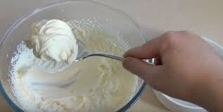 Il Prepare Une Creme Fouettee Sans Utiliser De Creme Son Astuce Coupe Les Calories Mais Pas Le Bon Gout En 2020 Creme Fouettee Desserts Froids Calories