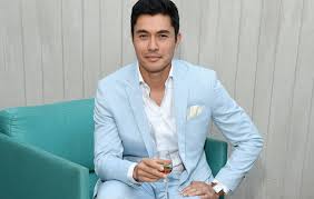 Le nouveau gardien de but du psg va devoir, à 22 ans, supporter un statut renforcé, entre autres, par la victoire à l'euro. Crazy Rich Asian S Henry Golding Is A Man You Need To Take Style Inspiration From