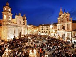 Non si può dire di aver conosciuto la sicilia se non si partecipa almeno una volta ai suggestivi riti della settimana santa di caltanissetta. La Settimana Santa A Caltanissetta Una Vera E Propria Opera D Arte In Movimento I Viaggi Di Cicerone