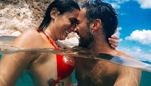 This index is updated every 30 minutes. Valentina Vignali Posta Una Dedica Hot Per Il Fidanzato Video