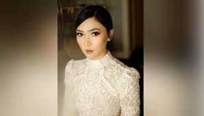 Selama ini, isyana tidak pernah menunjukan kalau ia sudah memiliki kekasih. Isyana Sarasvati Elegan Pakai Gaun Backless Di Resepsi Pernikahan Cantik Tempo Co