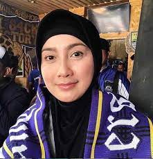 Psi or better known as desy ratnasari (born in sukabumi, west java, indonesia on december 12, 1973) is an indonesian actress, singer and politician of sundanese descent. Main Film Buya Hamka Desy Ratnasari Ditolong Dua Coach Radarcirebon Com