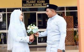 Pak su bersama salah seorang qadi di pejabat agama islam di songkhla. Sembilan Pasangan Akad Nikah Hari Ini Metrotv