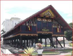 Rumah adat baileo menjadi identitas rumah adat yang ada di maluku dan mempunyai peranan penting bagi masyarakat maluku. Rumah Adat 34 Provinsi Di Indonesia Lengkap Gambar Dan Penjelasannya Seni Budayaku
