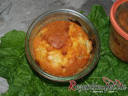 Dieses dessert ist perfekt für ein picknick im grünen, denn diese schichtdesserts in weckgläsern eignen sich perfekt zum mitnehmen. Rhabarberkuchen Im Weckglas Rezept Fur Gebackenen Glaskuchen