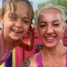 Annette Eddy's Instagram, Twitter & Facebook