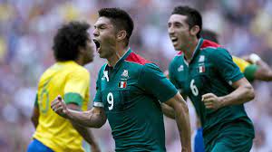 Cabezazo de oscar, sin marca, se va desviado. Mexico Vs Brasil Los 11 Sobrevivientes De La Final Olimpica De Londres 2012 As Mexico