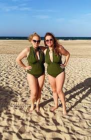After james corden and rebel wilson appeared to take a thinly veiled jab at cats during sunday night's. Rebel Wilson And Sister Wear Matching Green Swimsuits On Mexico Holiday