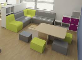 Poufs Fauteuils Tables Basses Amenagez Une Zone D Echange Dans Votre Salle De Classe Nouvelle Classe Salle De Classe Classe