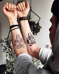 Idées et inspirations de tatouages pour homme les plus beaux, originaux et inspirants. Les 55 Meilleurs Designs D Un Tatouage Patte De Chien Et Sa Signification Tatouage Zenidees