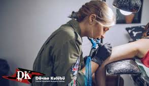 Yoluna çıkan binlerce iğne darbesinin düşüncesi bu bölgeye dövme yaptırmak isteyenleri genelde caydırıyor. En Yetenekli Kadin Dovme Sanatcilari Dovme Kulubu