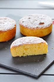 La Recette Du Jour Est Un Gateau Au Citron Qui Est Moelleux Et Leger En Bouche La Recette Initiale Prevoyait Un Citron Jaune J Ai Utilise Un Citron Vert Le Re In 2020