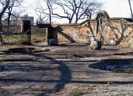 15 Abandoned Places That You Can See Only In Pictures In 2020 Abandoned Places Franklin Park Zoo Franklin Park