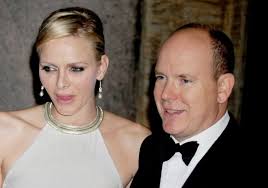 Charlene de Monaco : il serait peut-être temps d'arrêter de montrer ses  épaules, non ?