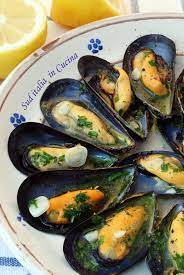 Pulizia E Apertura Delle Cozze Nere C Sud Italia In Cucina Cozze Pasti Italiani Cucinare Il Pesce