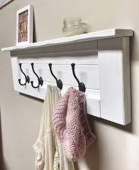 The 4 hooks directly below the shelf can be used to hang keys, lanyards, or any other items. Pin On Decoracion