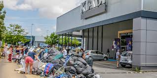 Fast Fashion: Montagne de Vêtements Devant Kiabi! Scandale Textile?